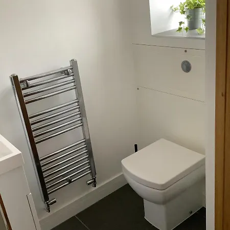 Modern 3 Bed Detached Whole House In Great Location *