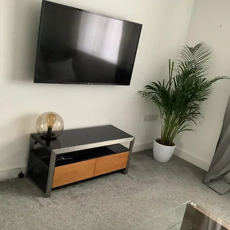 Villa Modern 3 Bed Detached Whole House In Great Location *