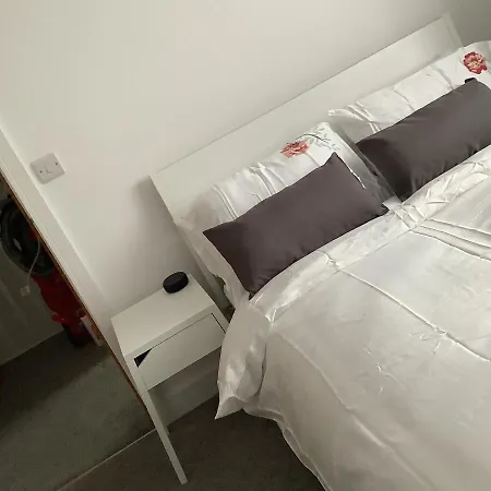 Villa Modern 3 Bed Detached Whole House In Great Location *