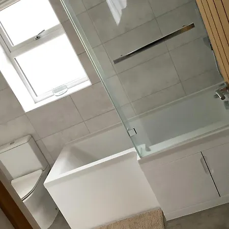 Modern 3 Bed Detached Whole House In Great Location 别墅 *