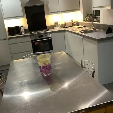 Modern 3 Bed Detached Whole House In Great Location