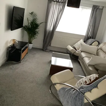 Modern 3 Bed Detached Whole House In Great Location