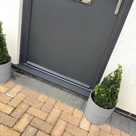 Villa Modern 3 Bed Detached Whole House In Great Location *